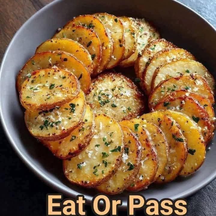 These crispy air fryer potato slices are so easy and so good, you’ll want to make them every day!👇🏻…